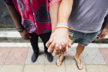 Sokakta el ele tutuşan iki adam.