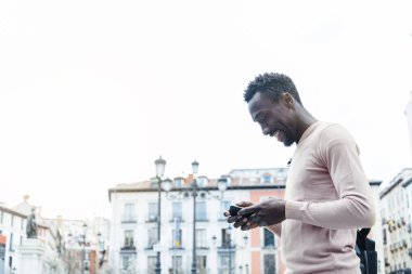 Cep telefonu kullanan yakışıklı Afrikalı Amerikalı..