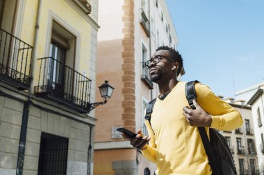 Madrid 'de akıllı telefonlu kayıp bir turist.