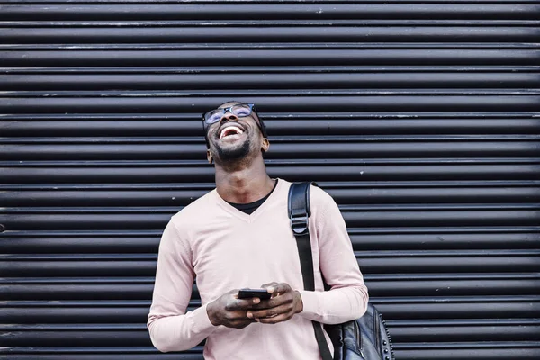 Handsome African American Man Smiling Smartphone — Stock Photo, Image
