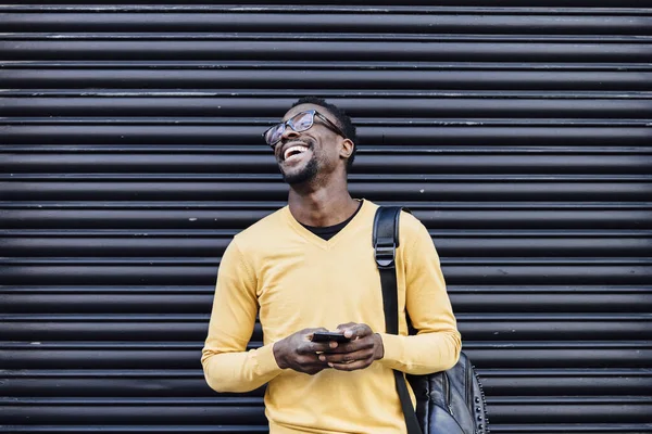 Handsome African American Man Smiling Smartphone — Stock Photo, Image