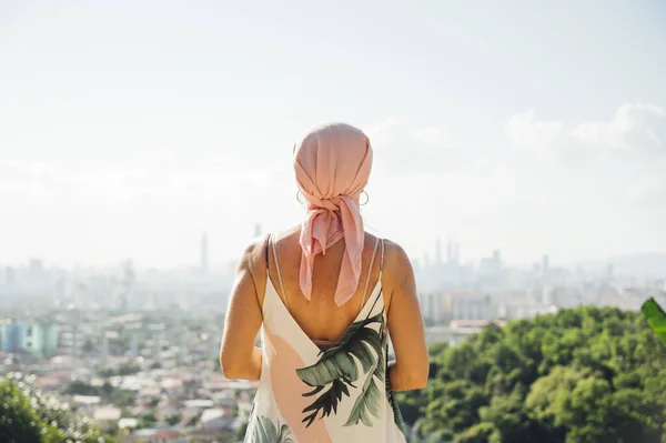 Frau Mit Rosafarbenem Kopftuch Blickt Zum Horizont Krebskonzept — Stockfoto