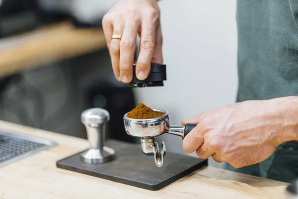 Barista Pressing Coffee Portafilter — Stock Photo, Image