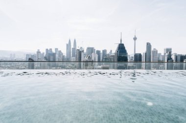 Kuala Lumpur şehrinde sonsuzluk havuzu
