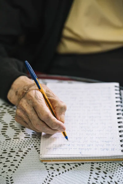 Äldre Man Skriver Sin Anteckningsbok — Stockfoto