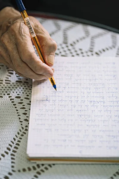 Starší Muž Píše Svého Zápisníku — Stock fotografie