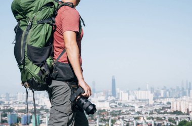 Dışarıdaki kameralı maceracı fotoğrafçı.