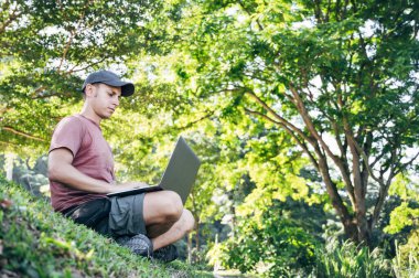 Ormanda çalışan dijital göçebe.