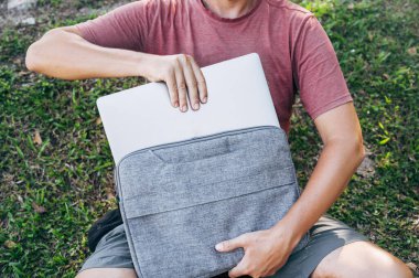 Bilgisayarı kaydeden dijital göçebe adam