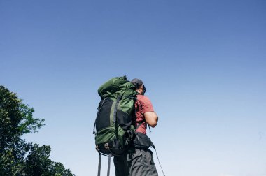 Sırt çantalı maceraperest adam.