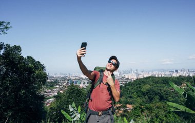 Dijital göçebe adam akıllı telefonuyla dünyayı dolaşıyor.