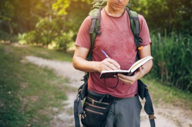 Ormandaki adam günlüğünü yazıyor.