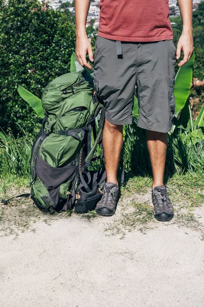 Pernas Mochila Homem Aventureiro — Fotografia de Stock