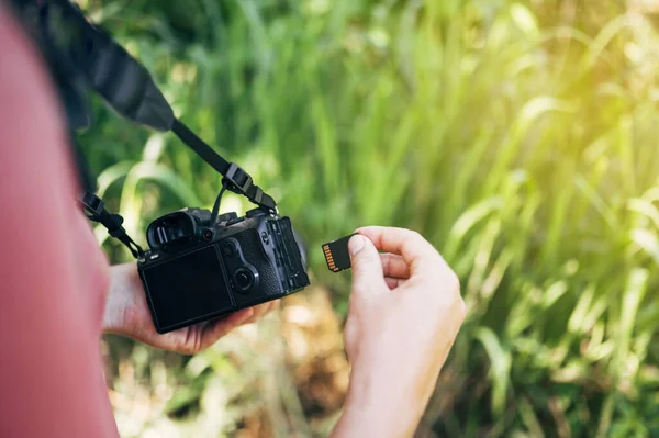 Fotograf Som Sätter Minneskortet Kameran — Stockfoto