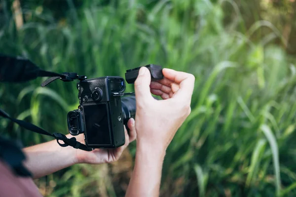 Fotograf Som Sätter Batteriet Kameran — Stockfoto