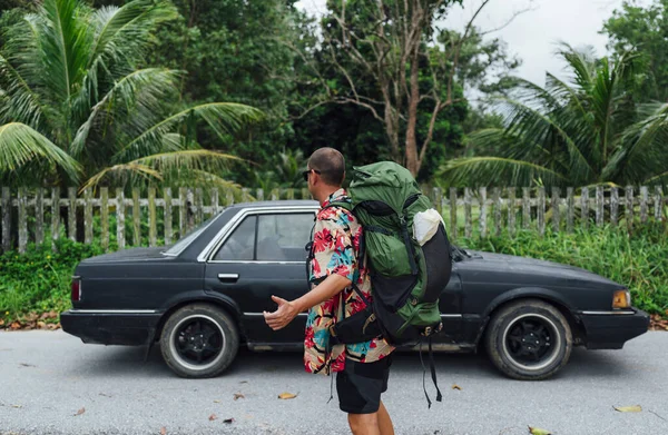 Man Flower Shirt Hitchhiking — Stock Photo, Image