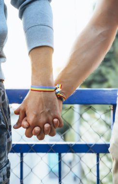 Gey bayraklı erkek elleri