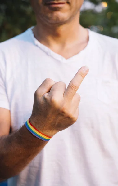 Homem Mão Com Gay Bandeira Pulseira — Fotografia de Stock