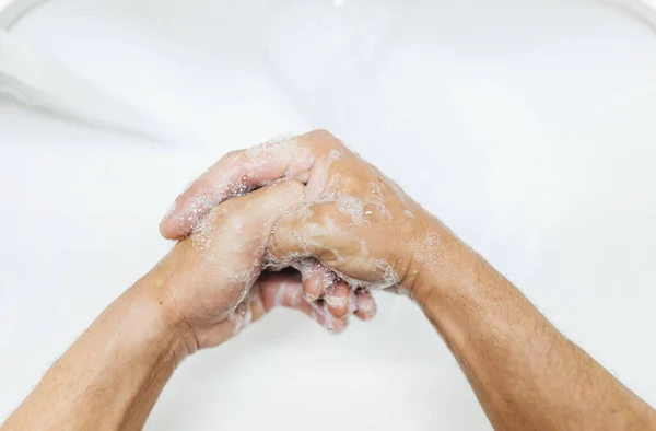 Πλένει Χέρια Τρίβει Σαπούνι Άνθρωπος Για Την Πρόληψη Του Ιού — Φωτογραφία Αρχείου
