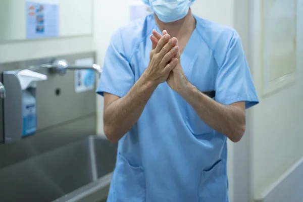 Sağlık Personeli Hastanede Ellerini Yıkıyor — Stok fotoğraf