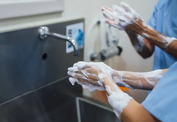Petugas Kesehatan Mencuci Tangan Rumah Sakit — Stok Foto