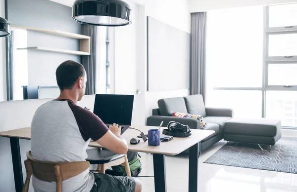 Uomo Che Lavora Casa Computer Portatile Seduto Una Scrivania Che — Foto Stock