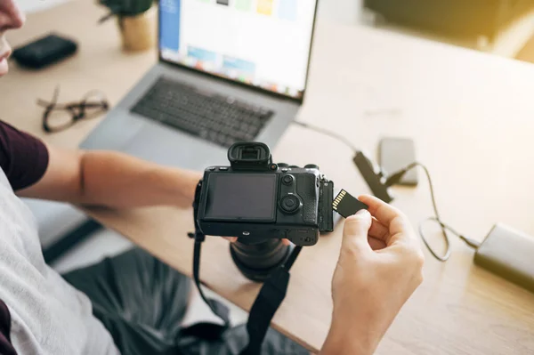 Man Sätter Minneskort Kameran — Stockfoto