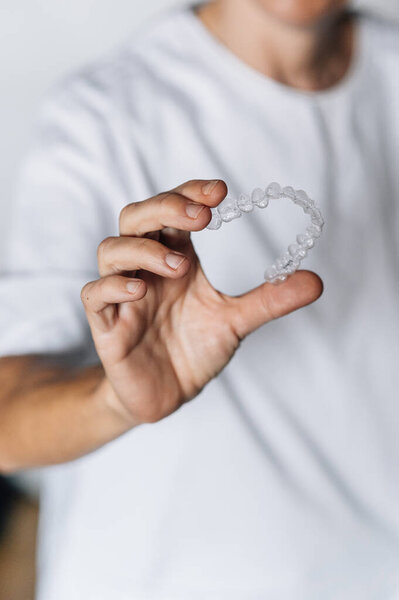 Люди в стоматологической лаборатории, работающие в процессе изготовления зубных прозрачных выравнивателей
