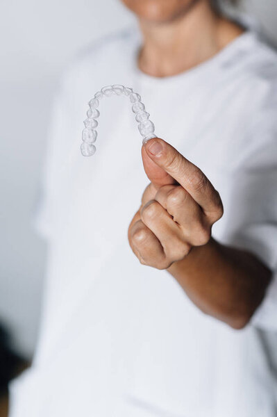 Люди в стоматологической лаборатории, работающие в процессе изготовления зубных прозрачных выравнивателей
