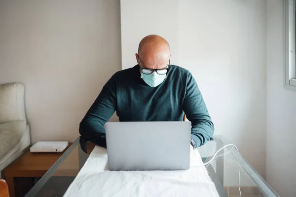 Uomo Che Lavora Casa Computer Portatile Seduto Una Scrivania Con — Foto Stock