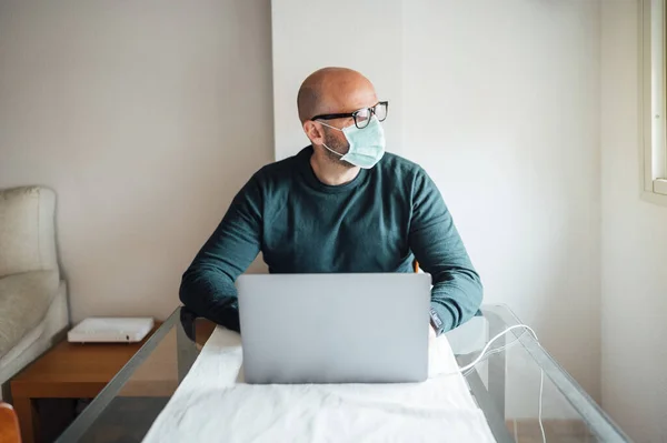 Bărbat Care Lucrează Acasă Laptop Stând Birou Mască — Fotografie, imagine de stoc