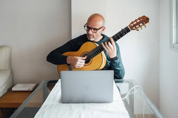 Adam Internette Gitar Çalmayı Öğreniyor — Stok fotoğraf