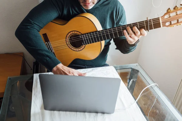 Hombre Aprendiendo Tocar Guitarra Línea —  Fotos de Stock