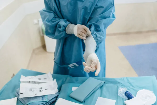 Χειρουργός Που Ελέγχει Φορώντας Γάντια Πριν Από Λειτουργία — Φωτογραφία Αρχείου