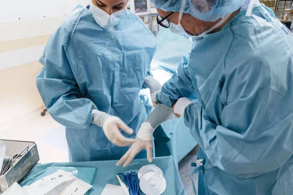 Kirurgs Kontroll Bära Handskar Före Operation — Stockfoto