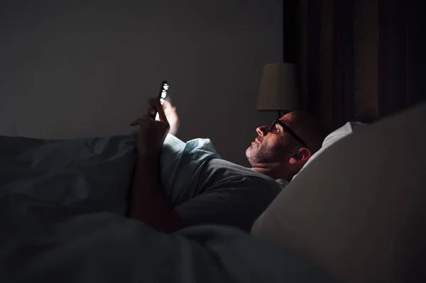 Uomo Che Usa Telefono Nel Suo Letto Invece Dormire Concetto — Foto Stock