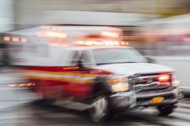 New York caddesinde yüksek hızlı ambulans