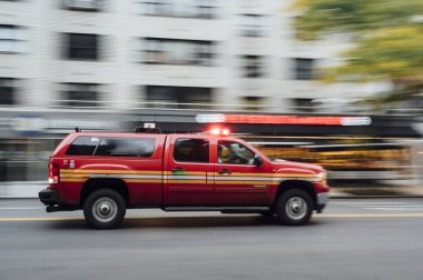 New York caddesinde yüksek hızlı ambulans