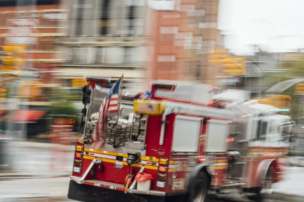 纽约市街道上的高速消防车 — 图库照片