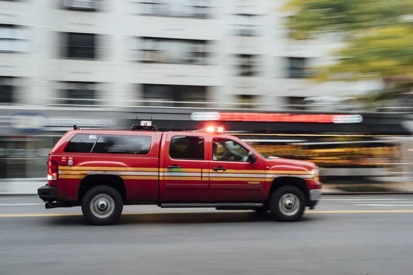 Una Ambulancia Alta Velocidad Una Calle Nueva York —  Fotos de Stock