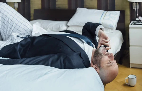 Uomo Affari Sdraiato Letto Con Smart Phone — Foto Stock