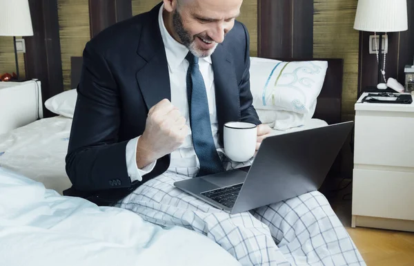 Uomo Eccitato Controllare Notizie Sul Computer Portatile — Foto Stock