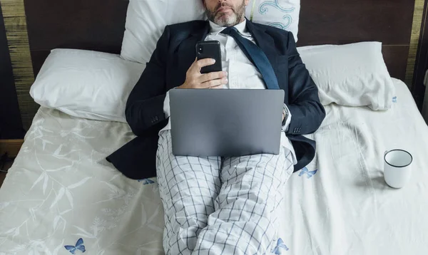 Uomo Affari Sdraiato Letto Con Laptop Smartphone — Foto Stock
