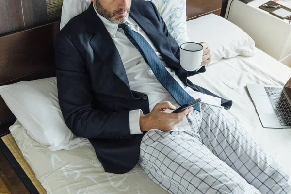 Uomo Affari Sdraiato Letto Con Smart Phone Caffè — Foto Stock