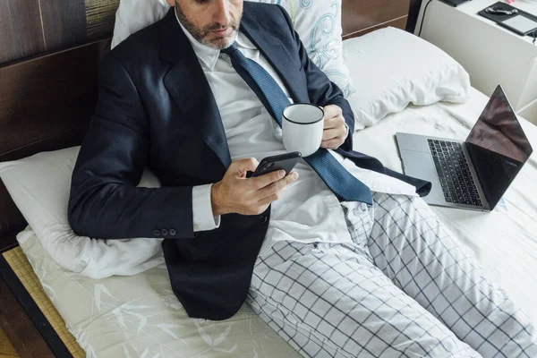 Uomo Affari Sdraiato Letto Con Smart Phone Caffè — Foto Stock