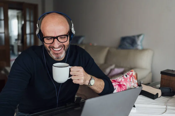 Uomo Che Lavora Casa Computer Portatile Seduto Una Scrivania Che — Foto Stock