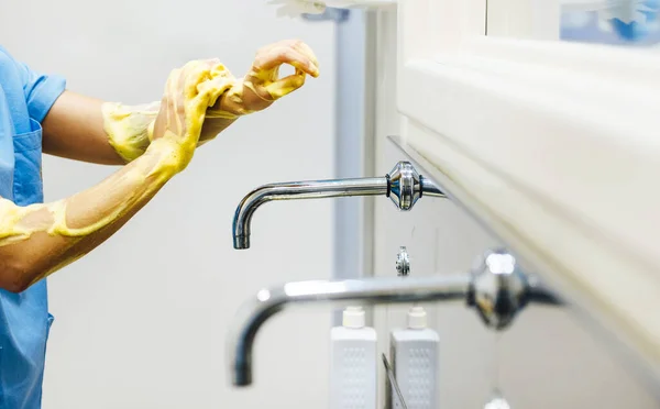 Προσωπικό Υγείας Πλένει Χέρια Στο Νοσοκομείο — Φωτογραφία Αρχείου