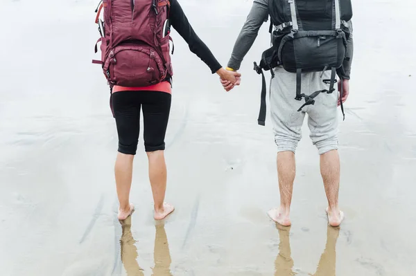 Turistas Con Mochila Cogidos Mano —  Fotos de Stock