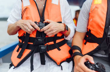 Teknede can yeleği giyen turistler