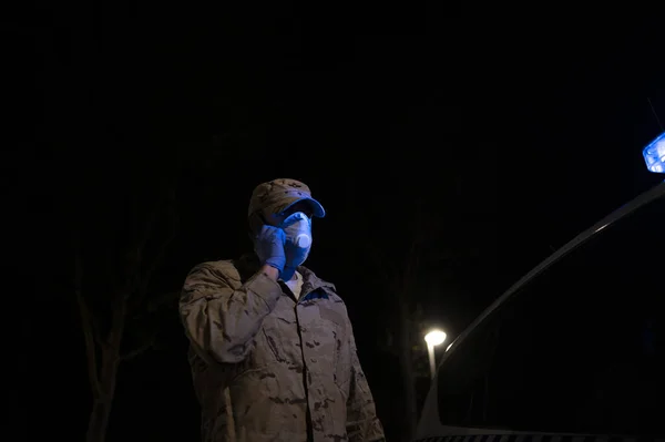 一个戴面具的军人用智能手机的肖像 — 图库照片